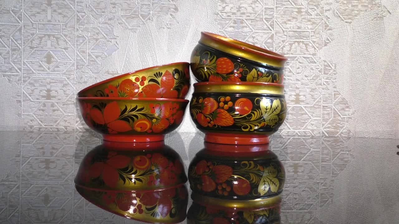 明亮的木制厨房用具。khokhroma是十七世纪俄罗斯古老的民间工艺。Khokhloma的传统元素是红色多汁的山白蜡树浆果和草莓。视频素材