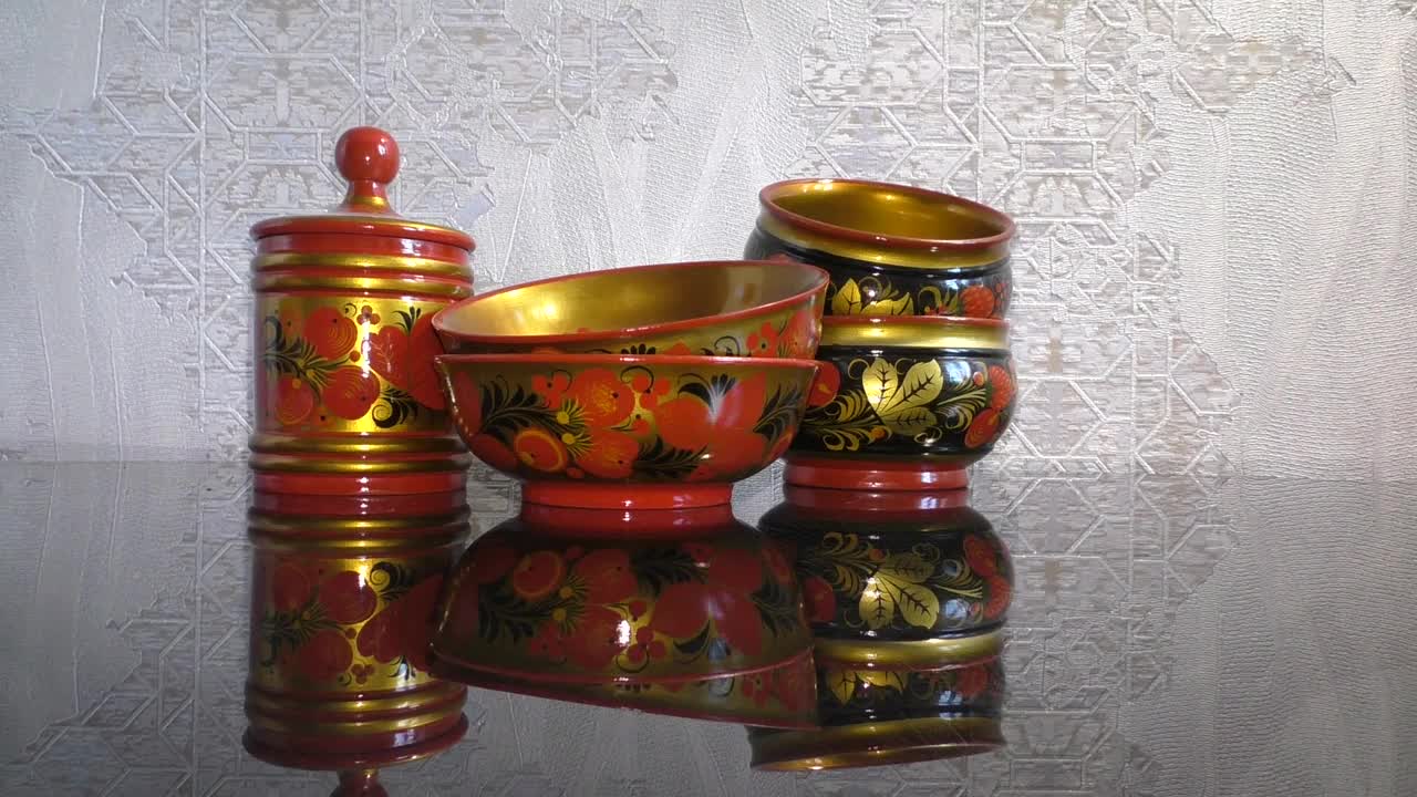 明亮的木制厨房用具。khokhroma是十七世纪俄罗斯古老的民间工艺。Khokhloma的传统元素是红色多汁的山白蜡树浆果和草莓。视频素材