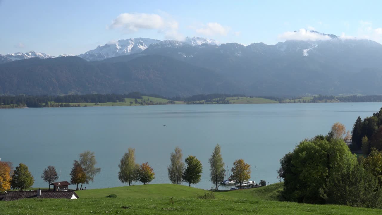 巴伐利亚阿尔卑斯山的福根湖视频素材