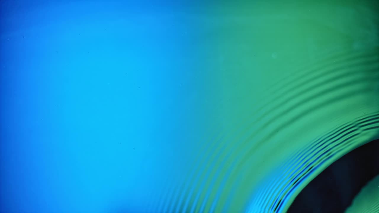 蓝色水面上的涟漪视频下载