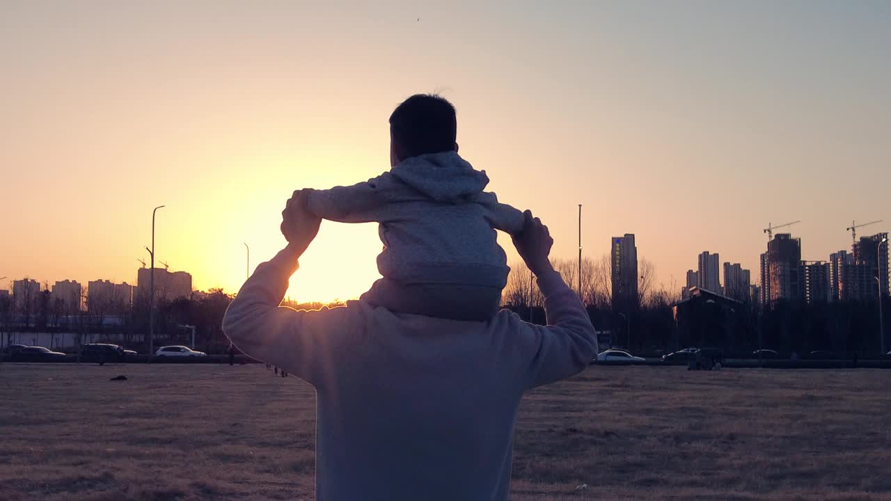 夕阳西下，父亲背着儿子视频下载