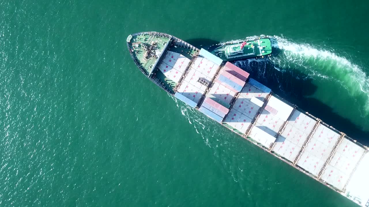 货轮在海上航行的鸟瞰图视频下载