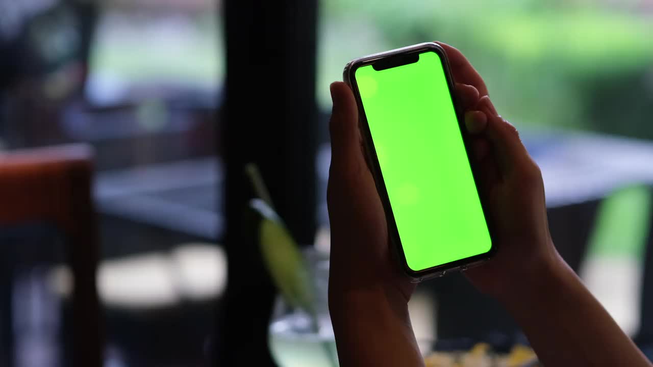 人们在餐厅使用绿屏智能手机视频素材
