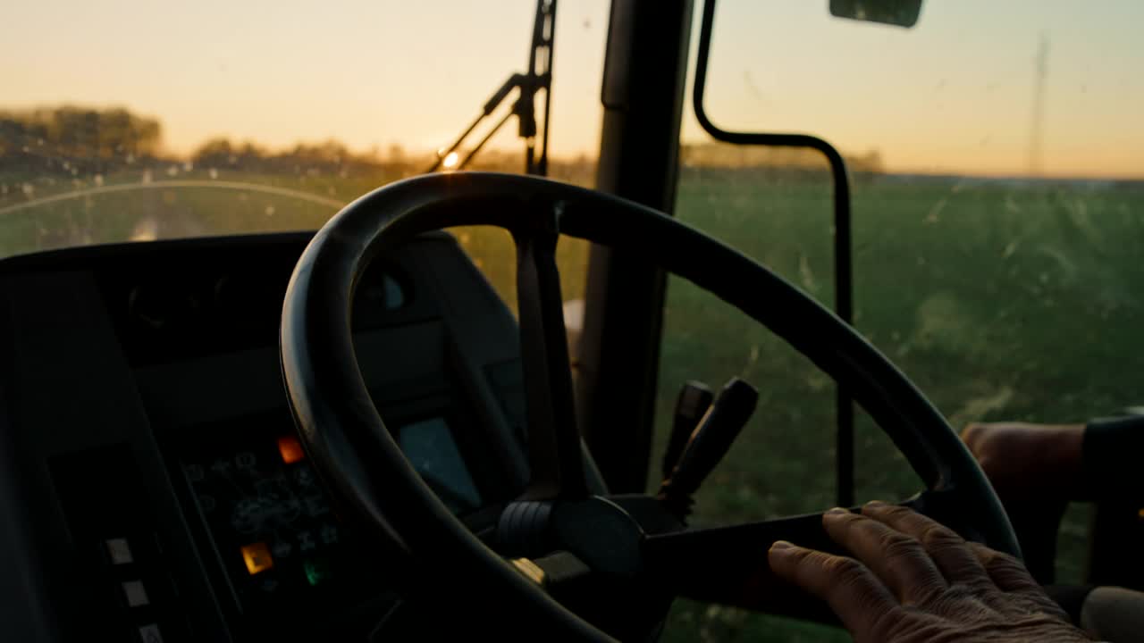 不认识的农民驾驶拖拉机视频素材