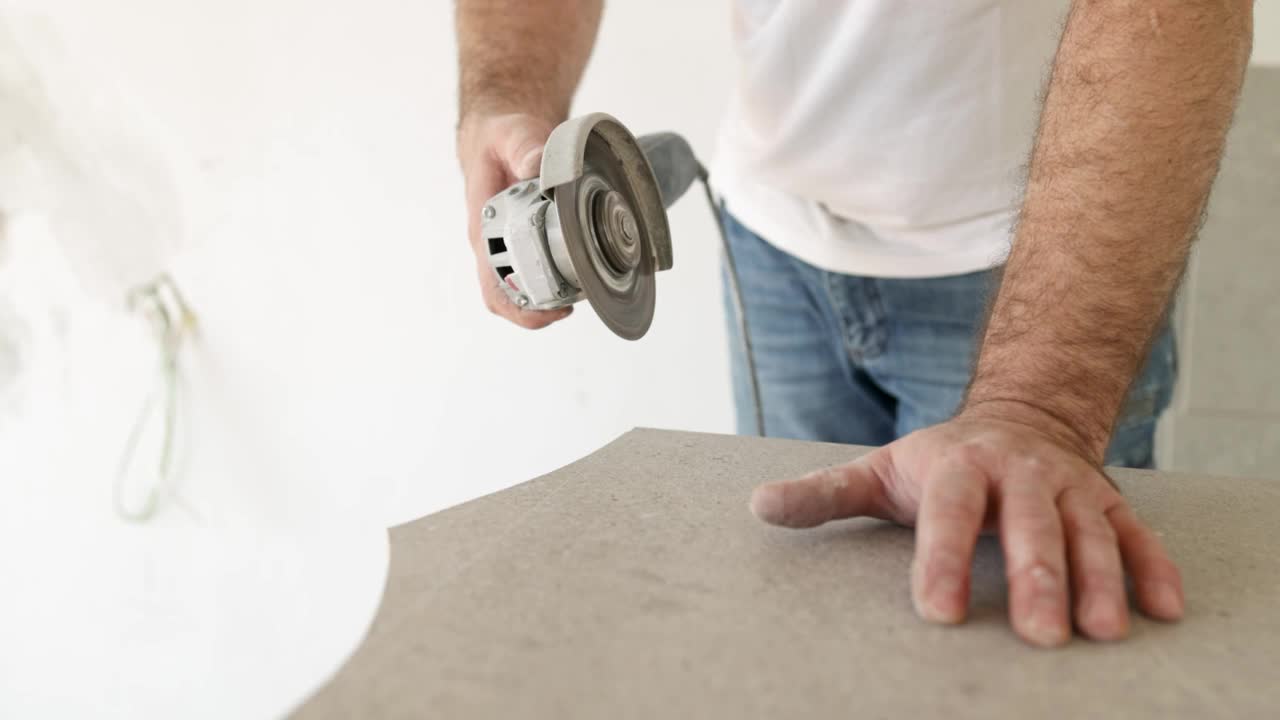 专业的瓷砖切割瓷砖用角磨机视频素材