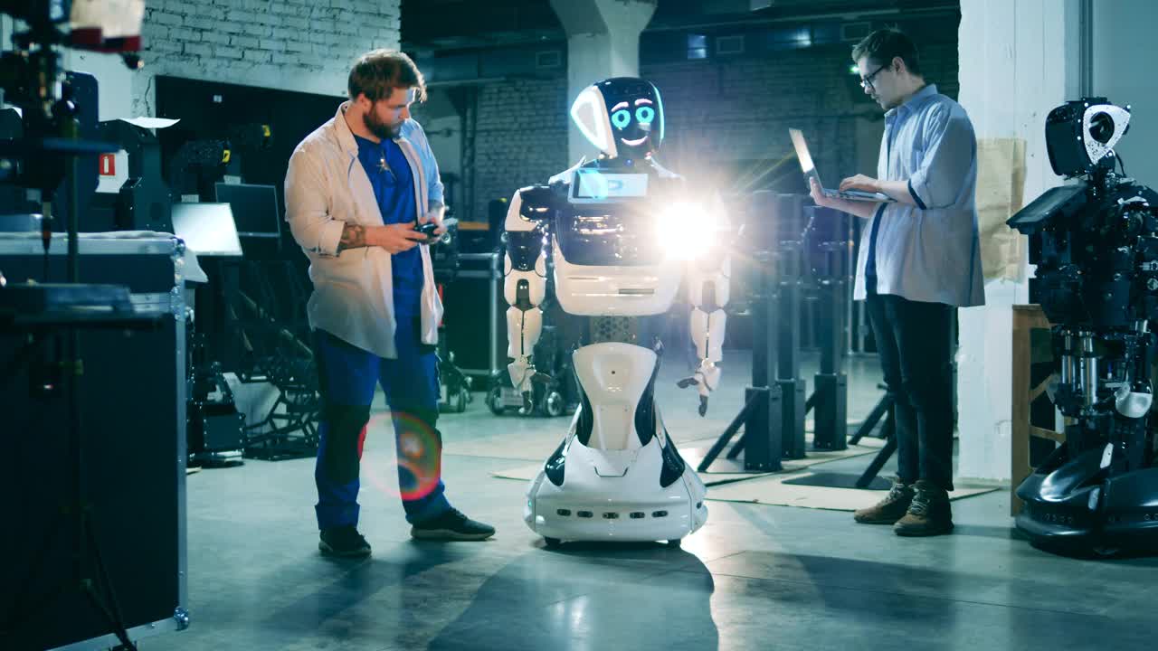 男性专家正在设计一个类人机器人视频素材