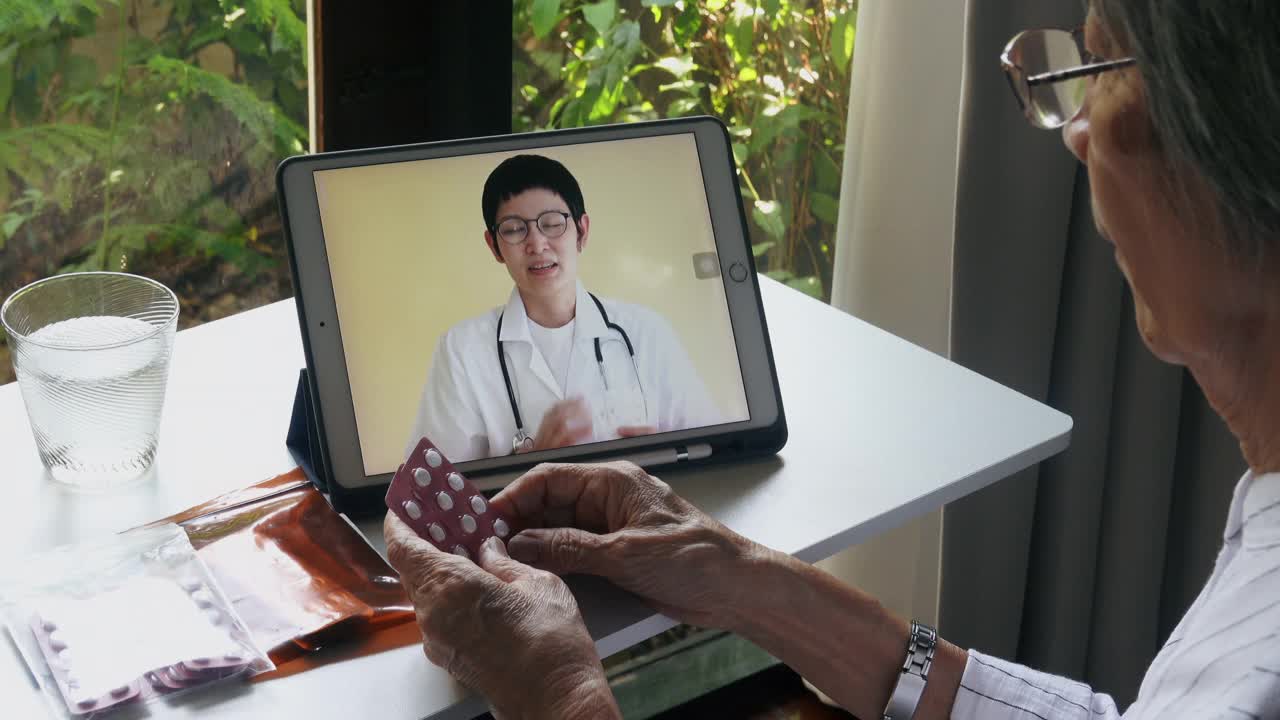 亚洲资深妇女与医生远程保健视频素材