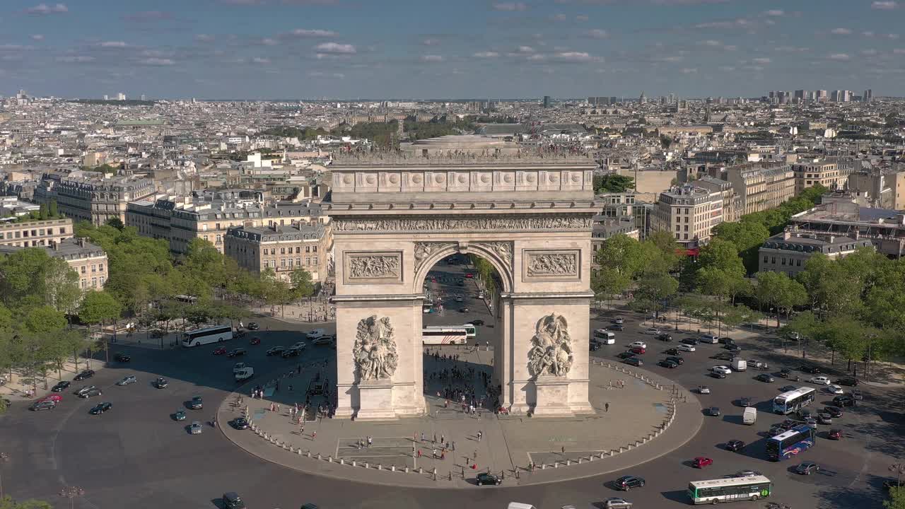 夏日巴黎市区上空著名的凯旋门广场交通圈空中全景图4k法国视频下载