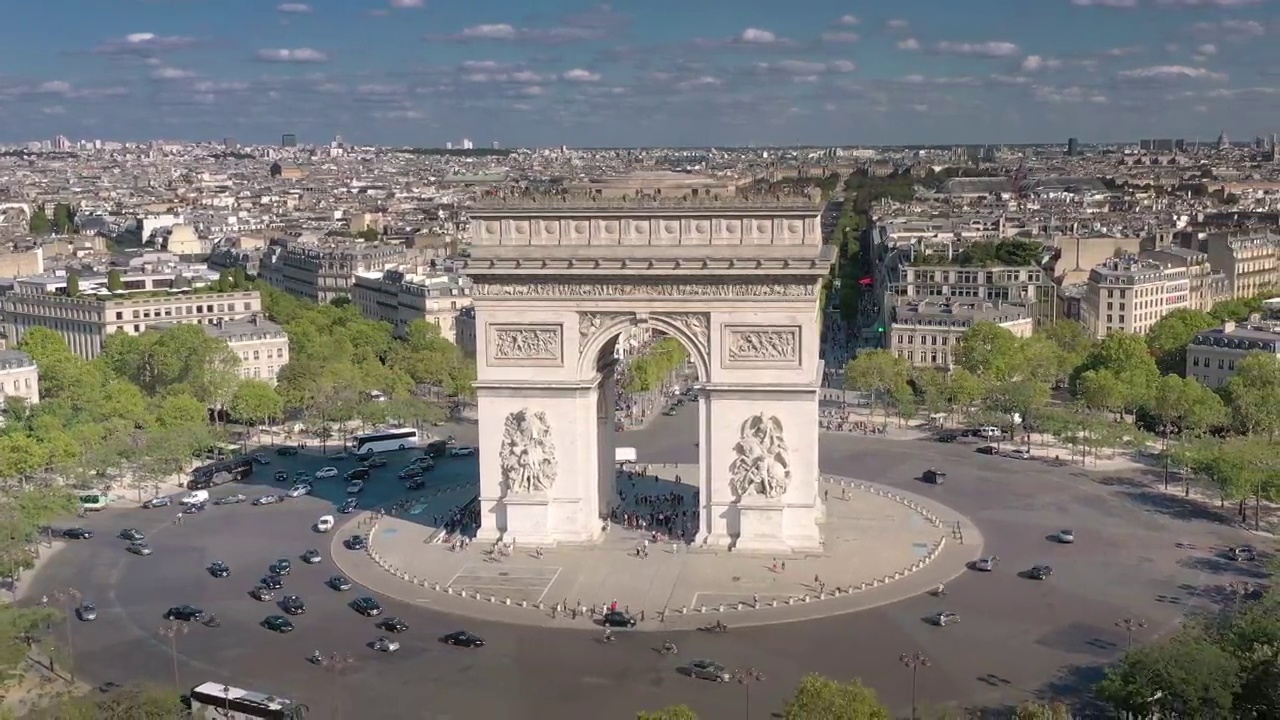 晴朗的一天，巴黎市区上空著名的交通圈凯旋门广场航拍全景4k法国视频下载