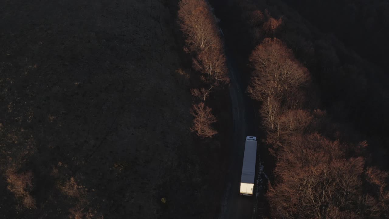无人机拍摄到沿着山口行驶的卡车。视频素材