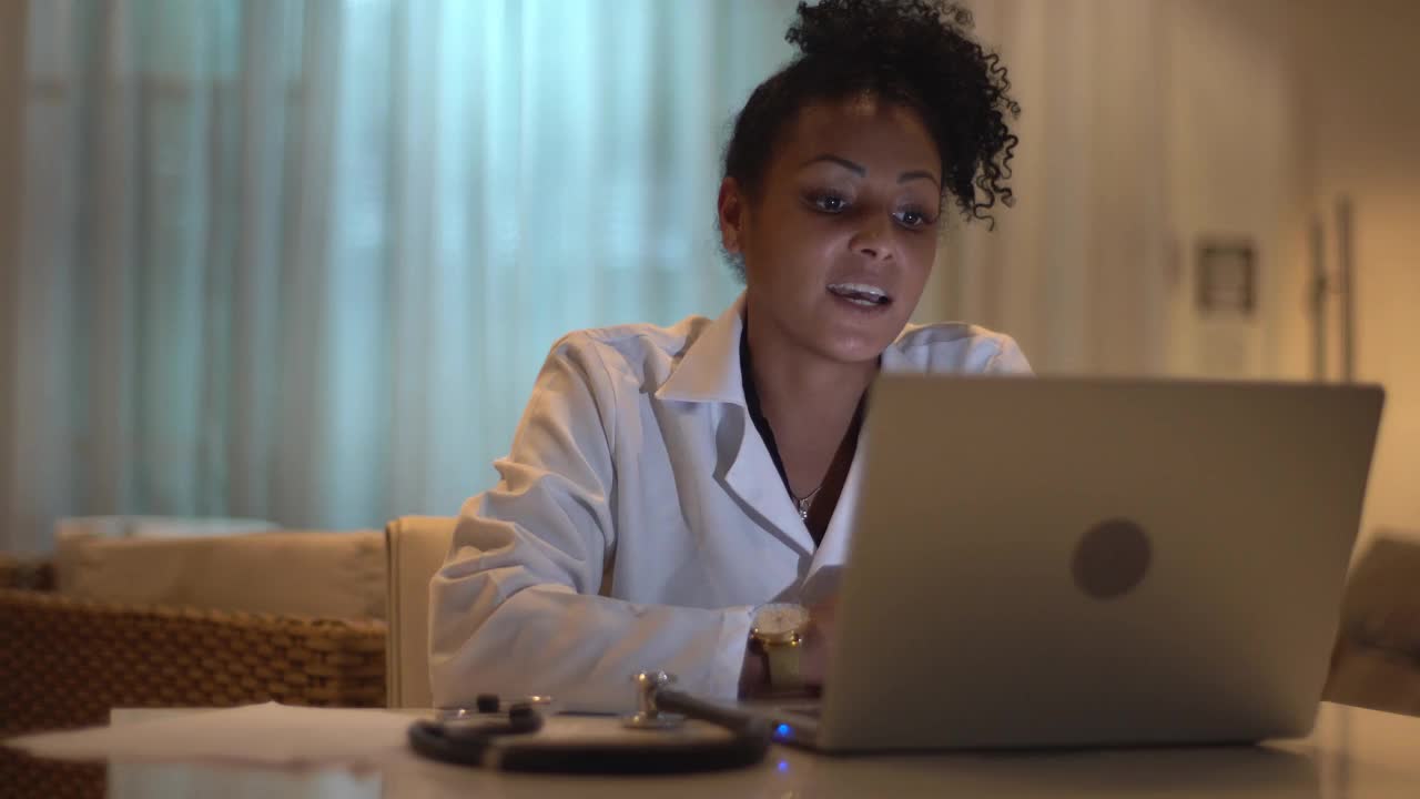 女医生在家用笔记本电脑进行视频通话视频素材
