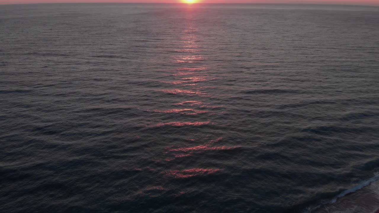令人惊叹的粉红色海洋日落。夏季热带日落海面。日落时的粉色和橙色。太阳在海上落下视频素材