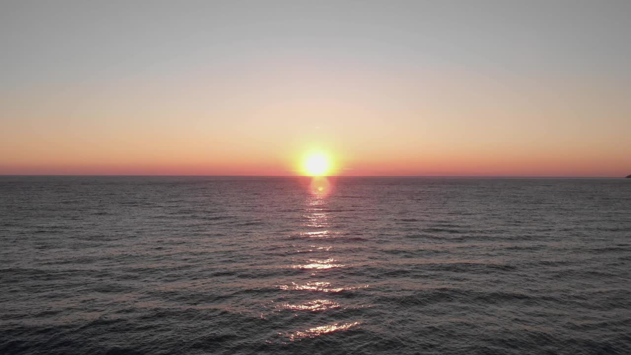 不可思议的粉红色海洋日落。太阳在海面上触及地平线。海洋热带海滩日落。夏天海景视频素材