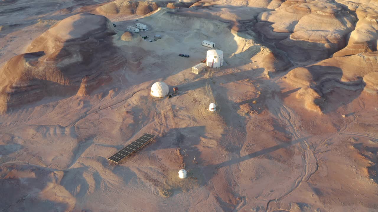 航空向后:建筑在火星沙漠研究站-汉克斯维尔，犹他州视频下载