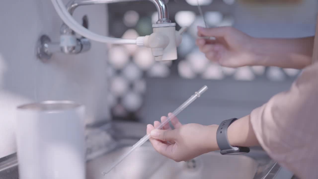 女人用手清洁可重复使用的吸管视频素材