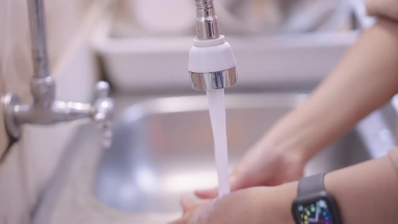 女人的手清洁硅胶旅行粉色马克杯在水槽视频素材