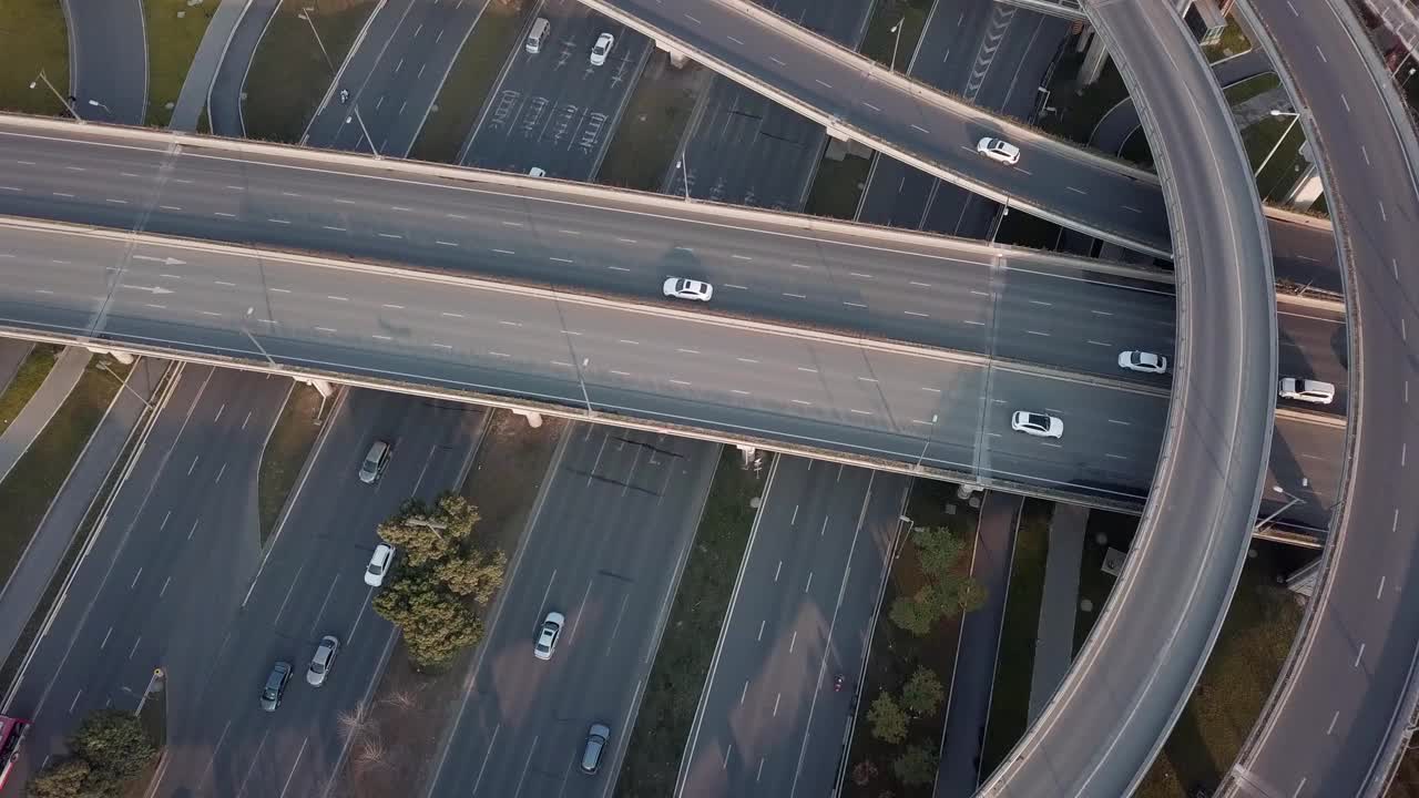 晴天，中国大城市成都高架路和交通枢纽的上下角无人机视图。现代建筑设计的交通方式避免了交通堵塞，车辆很多视频下载