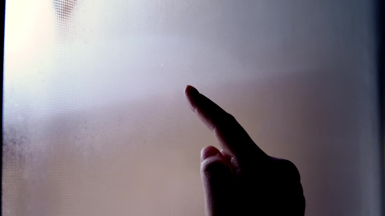 用手指在雾窗上的心的特写画视频下载