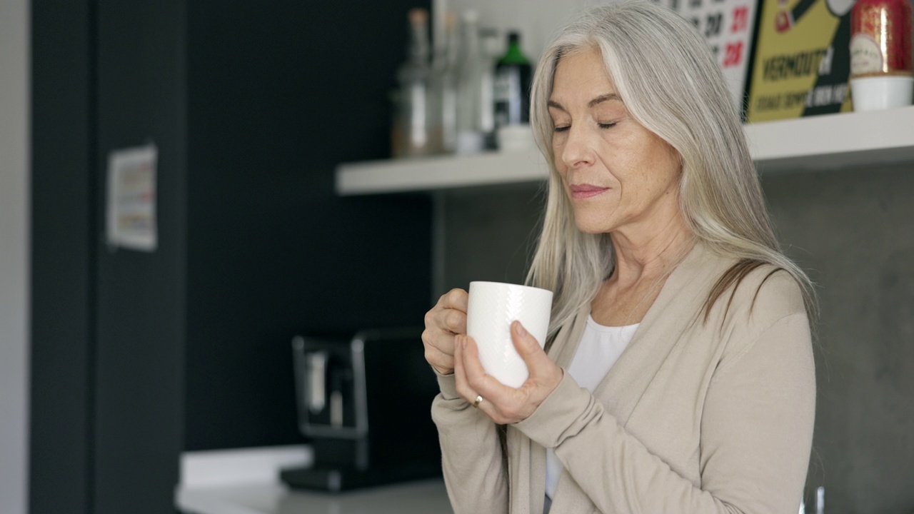 退休妇女享受早晨咖啡的肖像视频下载