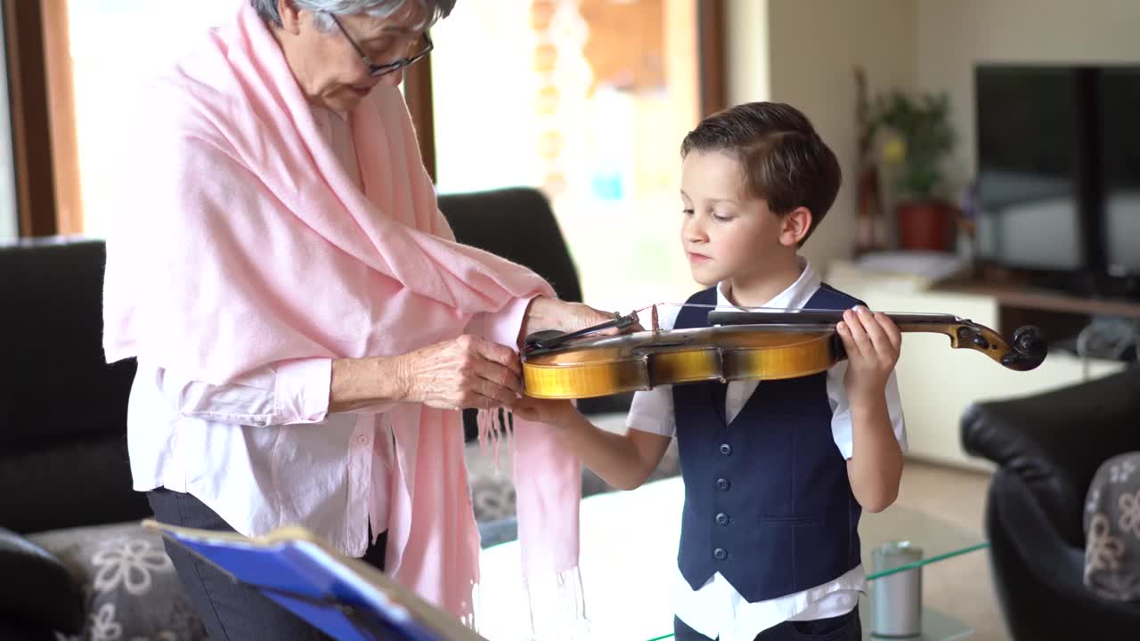 小小提琴艺术家在学习拉小提琴的过程中获得了巨大的乐趣视频素材