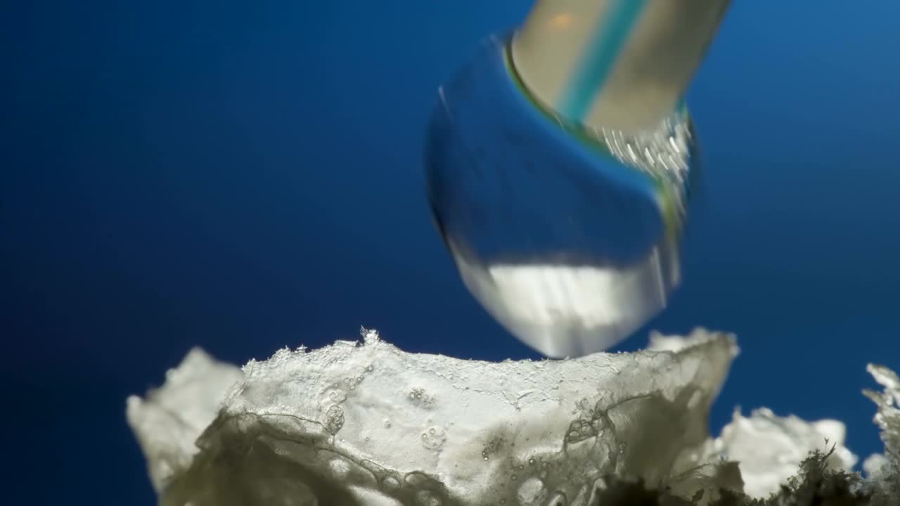 冰在爱沙尼亚的小泡泡里形成视频下载