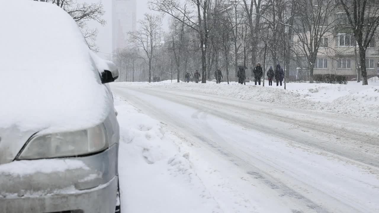 冬天暴风雪期间城市的交通状况。视频素材