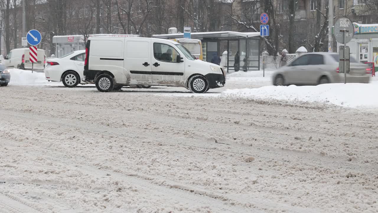 冬天下雪时城市道路上的汽车交通。视频素材