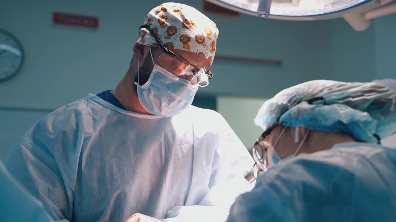医院的手术室。外科医疗队在医院的手术室里进行手术视频素材