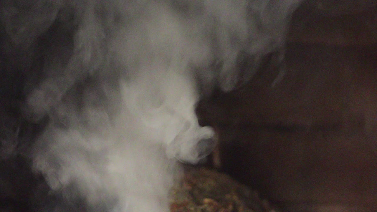当火点燃时，砖砌壁炉里会冒出烟来，这就是概念视频下载