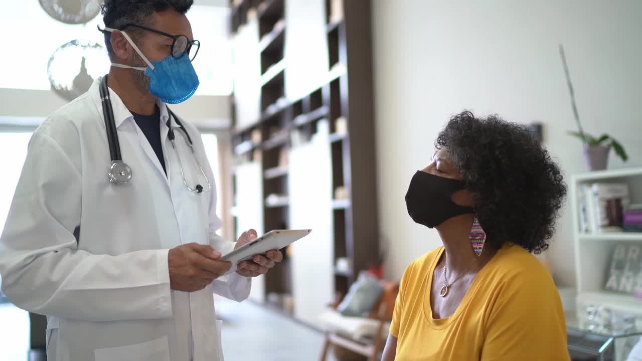 家访期间，医生与病人交谈-佩戴口罩视频素材