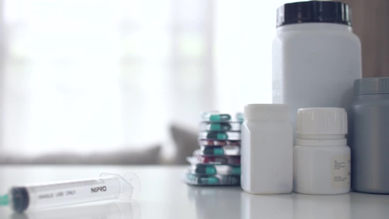 注射疫苗注射器与小瓶医疗近在白色背景视频下载