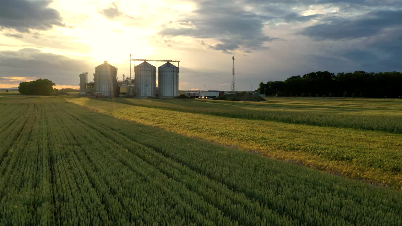 SLO MO空中耕地周围的农业筒仓视频素材