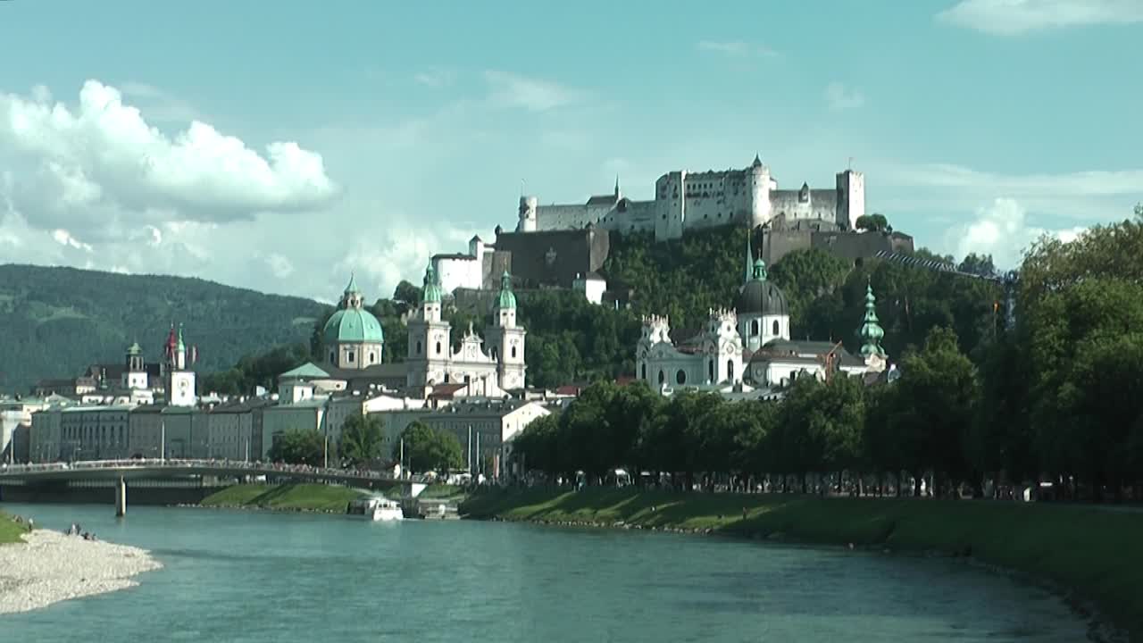 萨尔茨堡城全景与萨尔扎克河视频素材