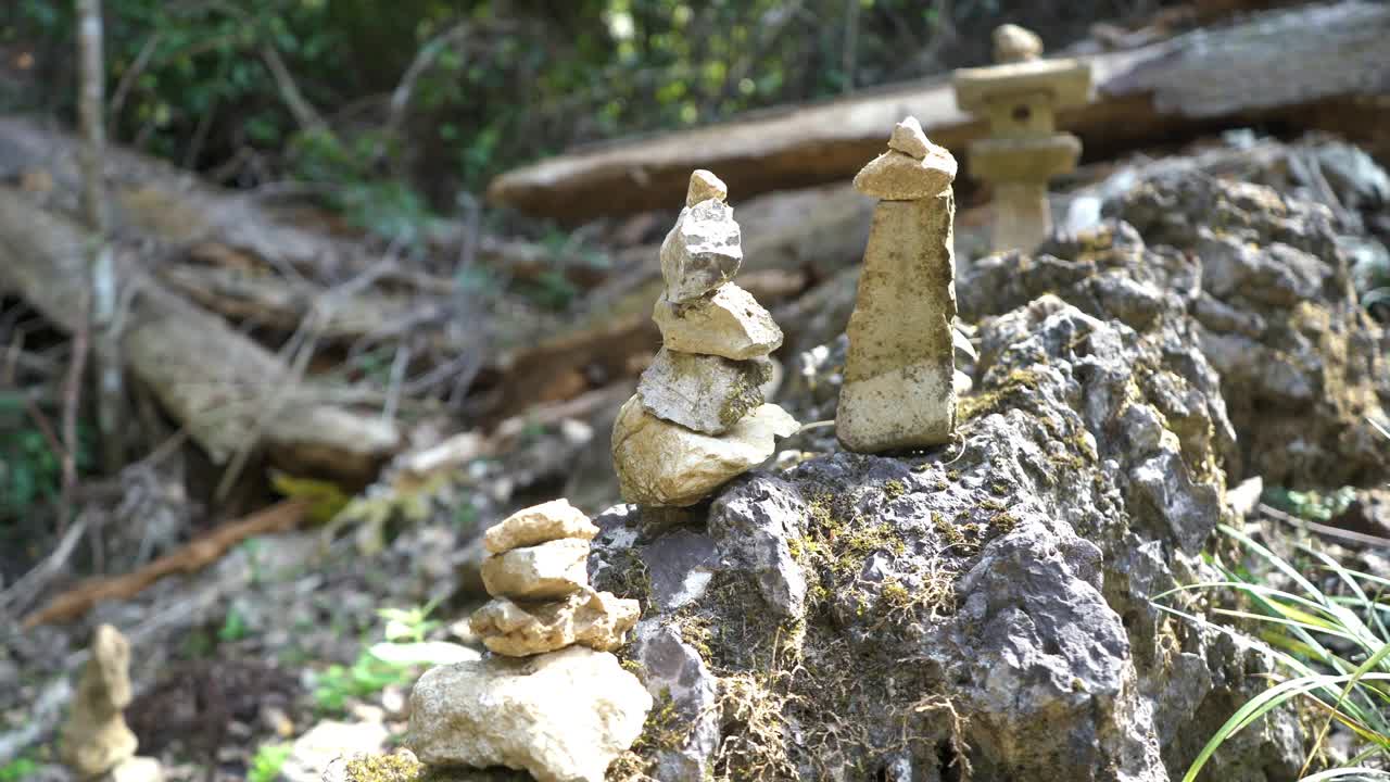 石头平衡在山上视频素材
