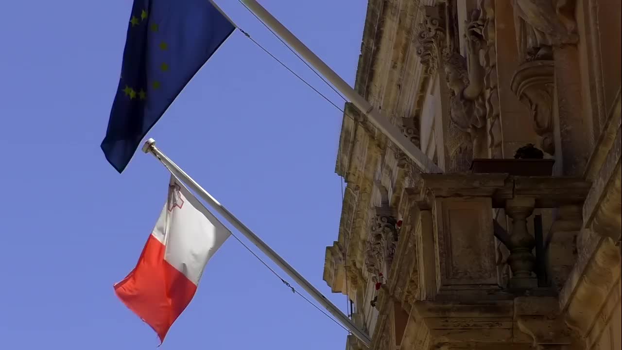 古老的阳台上悬挂着马耳他和欧盟的旗帜视频下载