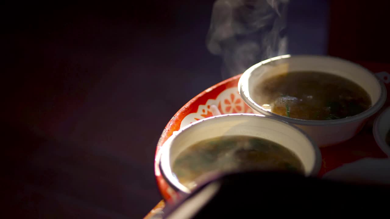 热汤在纸碗上的托盘在早上视频下载
