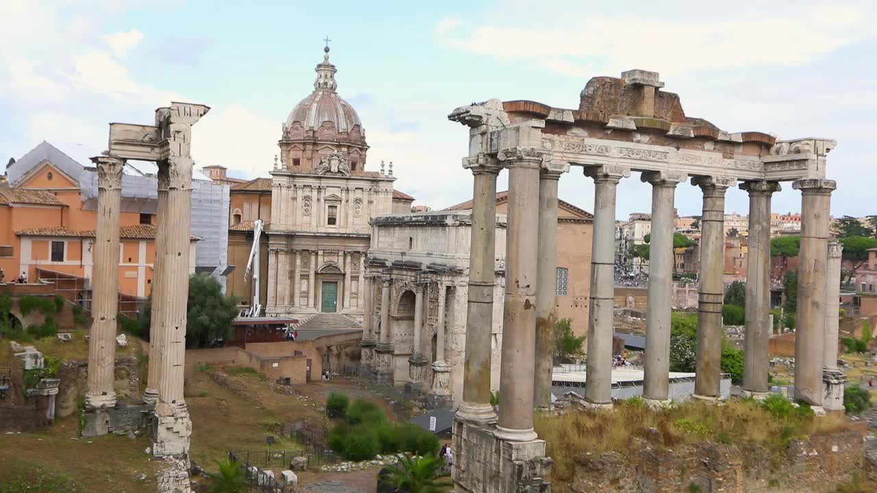 位于罗马广场的土星神庙。古罗马遗址。罗马广场的废墟视频素材