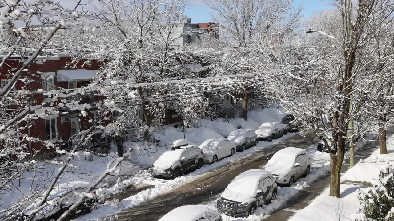 一场暴风雪后蒙特利尔罗斯蒙特地区住宅区街道的高架视图视频素材