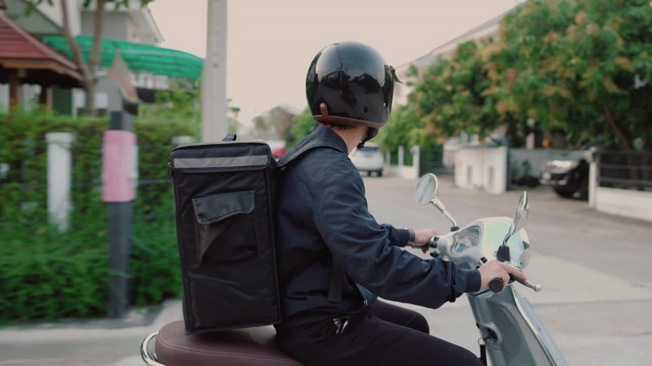 骑摩托车的送货员视频下载
