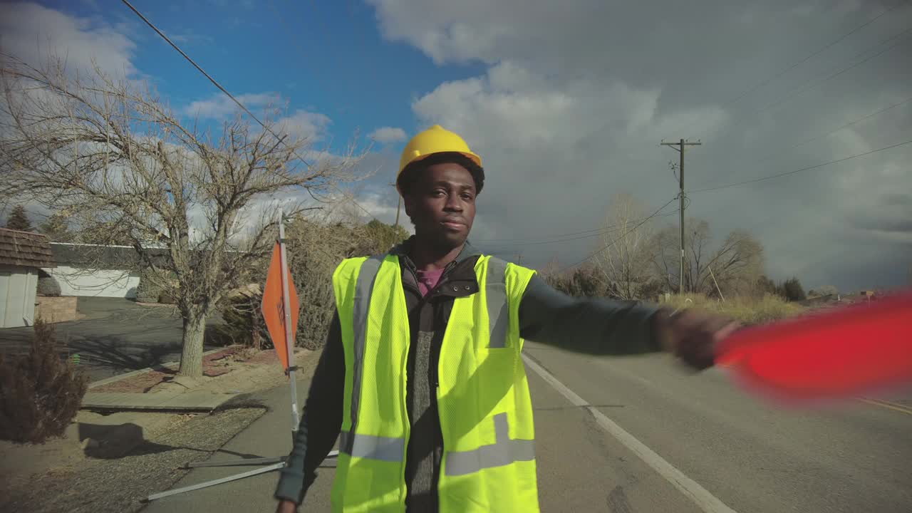 道路工作区旗人黑人非洲男性道路建设和交通流工人4K系列视频视频素材