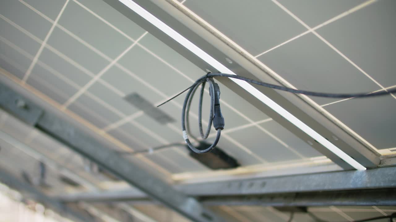 可再生能源系统。太阳能电池板。维护工程师在一个太阳能电站的现场工作。视频素材