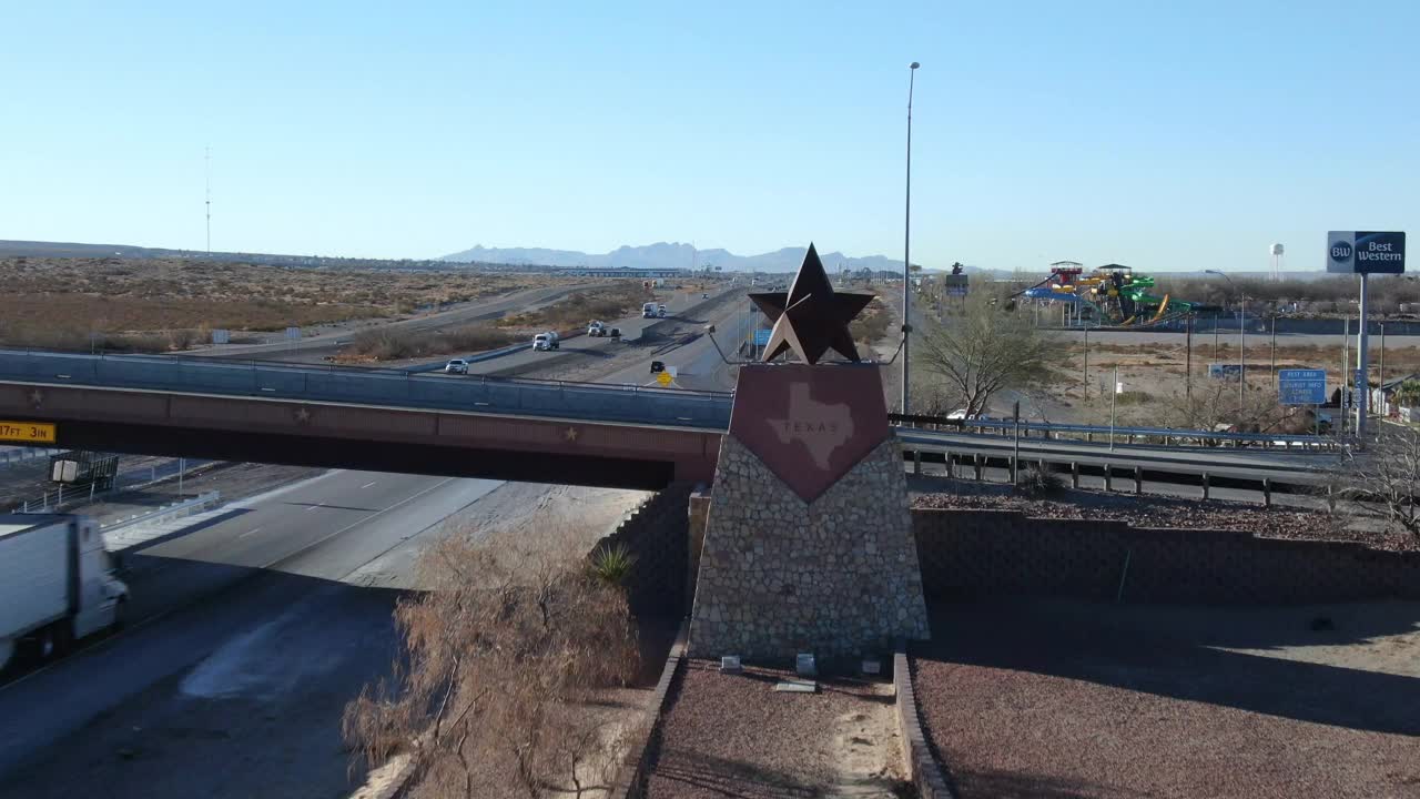 从新墨西哥州安东尼进入埃尔帕索县的德克萨斯州边界，州界线标记的无人机全景视频下载