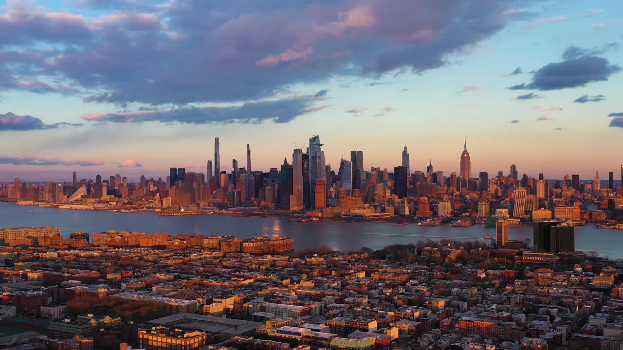 曼哈顿中城和霍博肯的城市天际线。鸟瞰图。美国视频素材