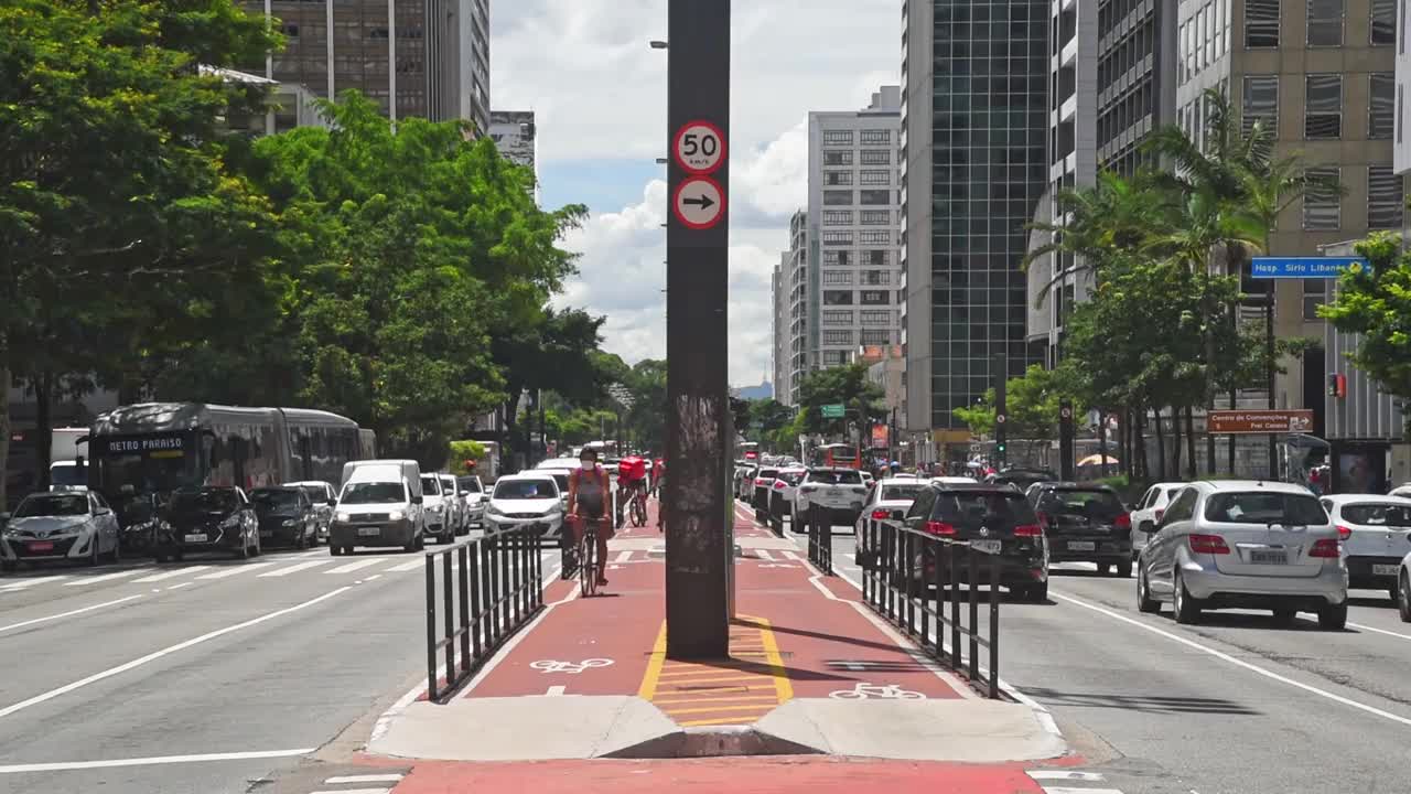 圣保罗的保利斯塔大道和自行车道视频素材