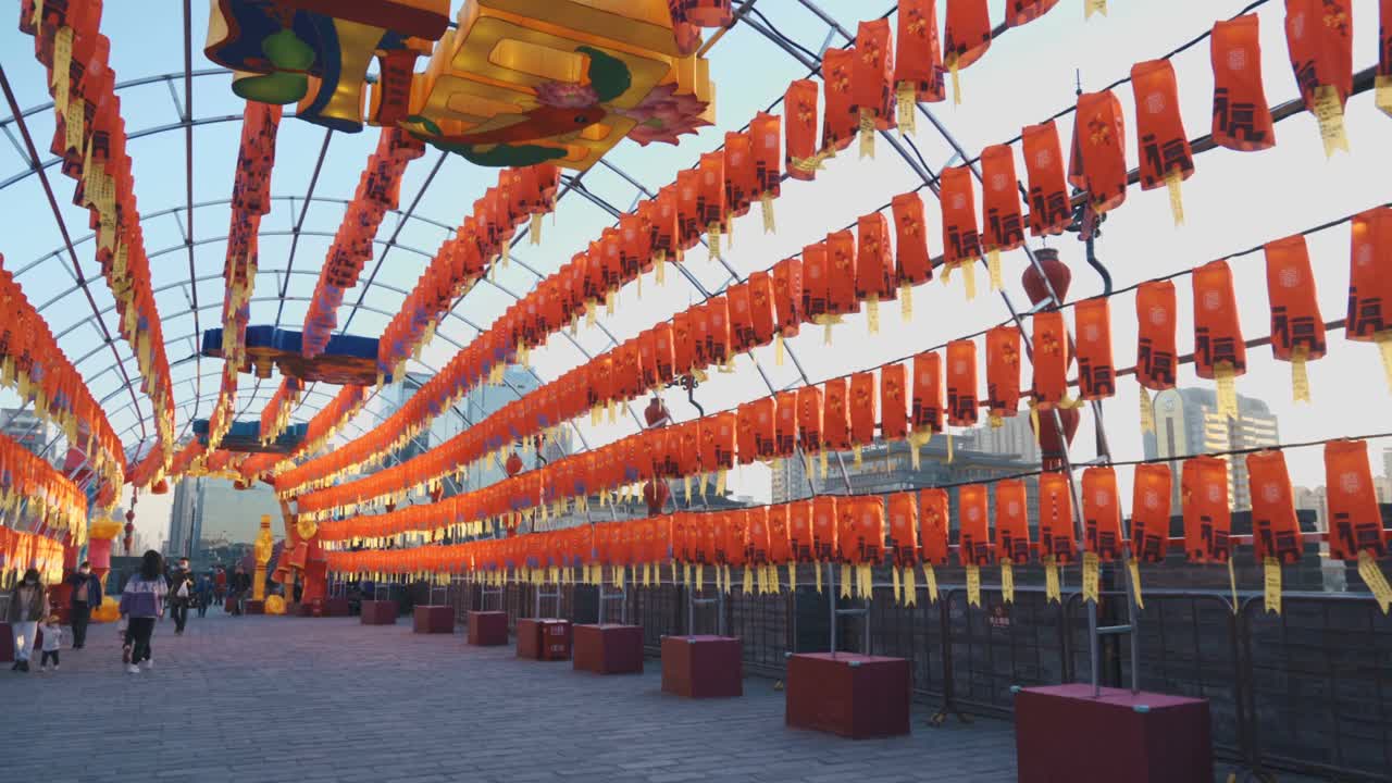 中国陕西西安，古代城墙上的灯笼庆祝中国春节视频素材