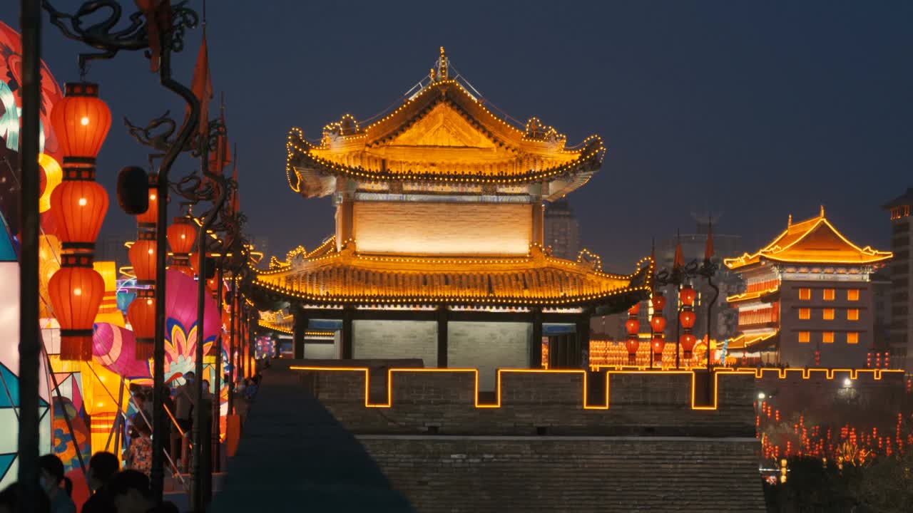 中国陕西西安，古代城墙上的灯笼庆祝中国春节视频下载