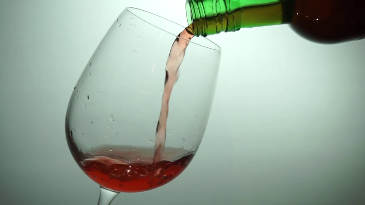 红酒倒在酒杯里视频下载