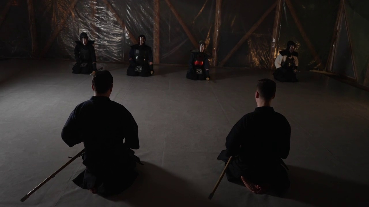 一群人，谁练习武术，跪在表演合道灵气，一个仪式前的每合道训练视频下载