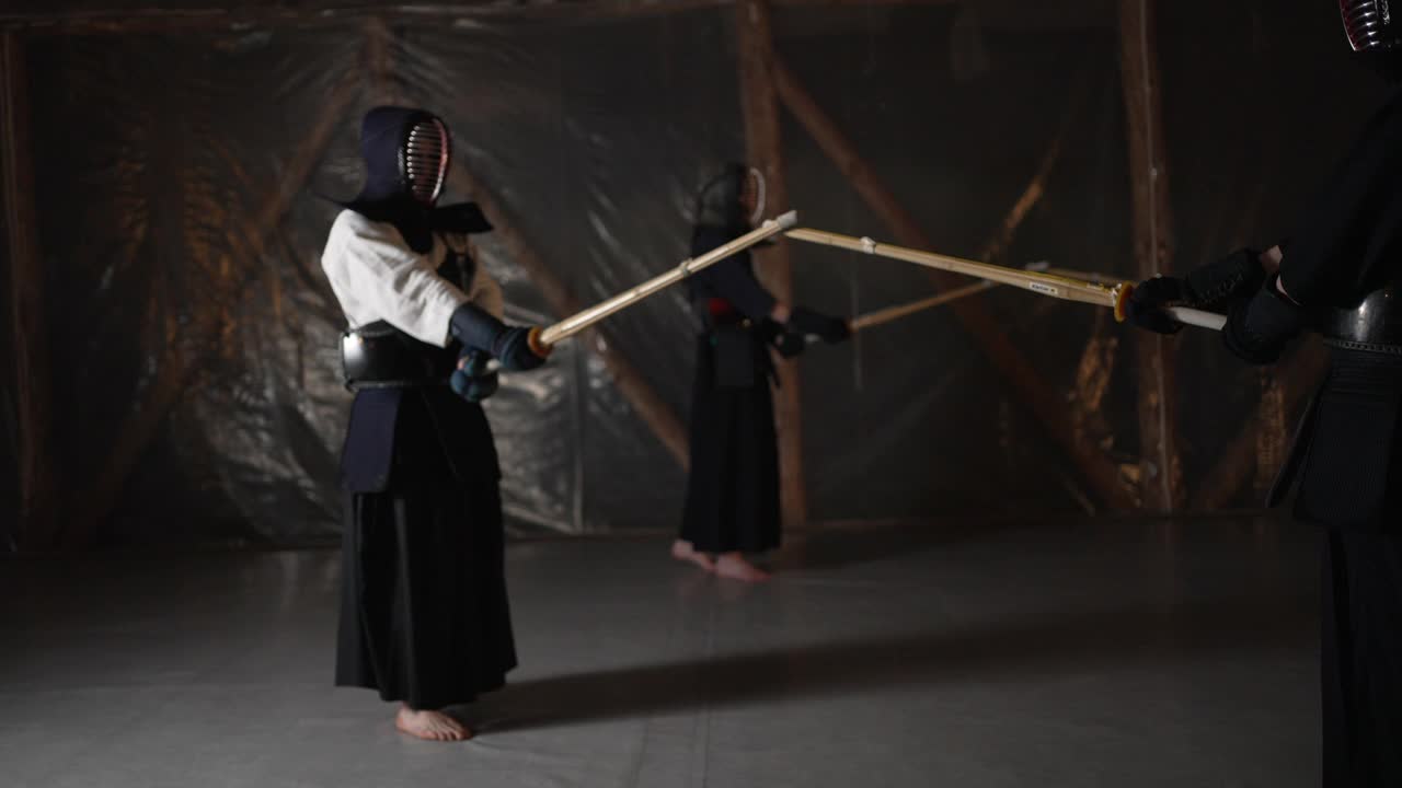 剑道学生，练习决斗，确保他们擅长进攻和防御视频下载