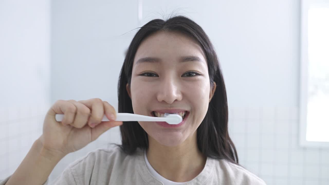 一对年轻女子正在刷牙视频下载